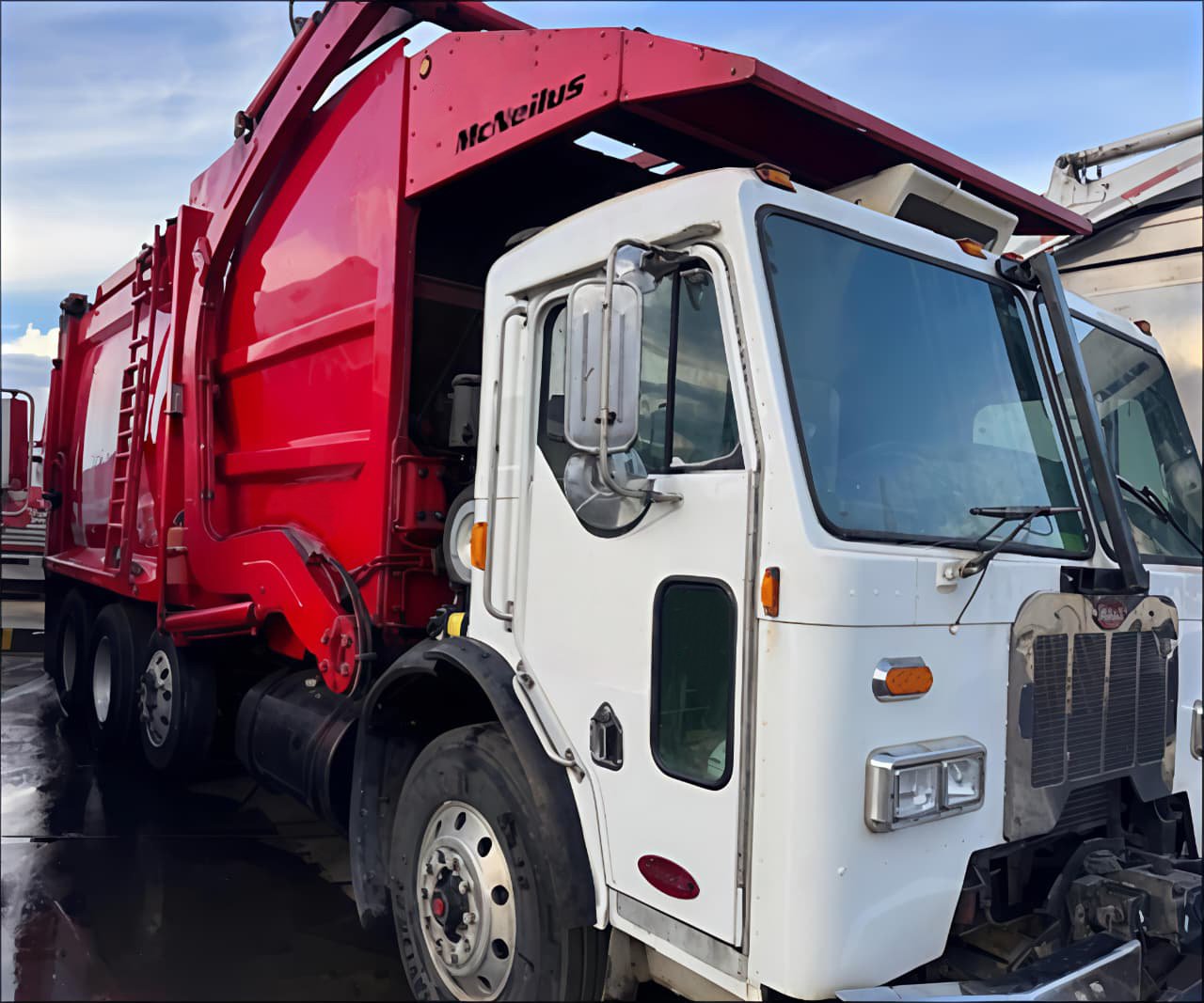 2013 Peterbilt 320 ISL G Frontloader Garbage Truck