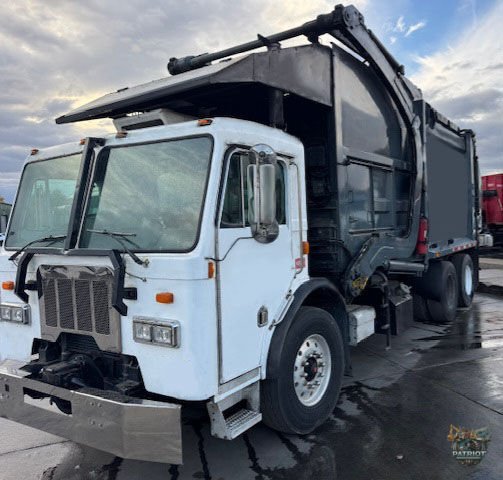 2012 Peterbilt 320 Fronltoader  Garbage Truck
