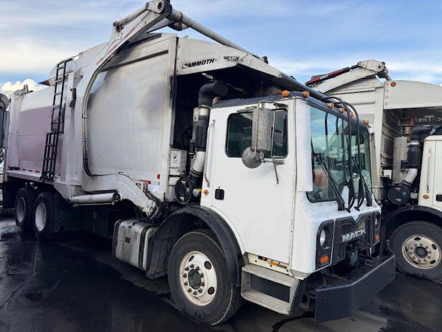 2016 Mack Frontloader